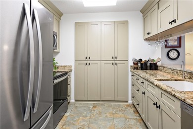 Hello LUXURY in this beautifully upgraded END UNIT! PLUS live a - photo 2