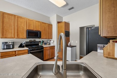 Welcome to this beautifully maintained 4-bedroom, 2-bathroom - photo 20