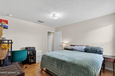 Welcome to this beautifully maintained 4-bedroom, 2-bathroom - photo 30