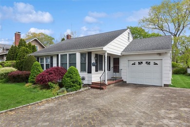 This charming 1950's home located in the heart of Downtown - photo 1