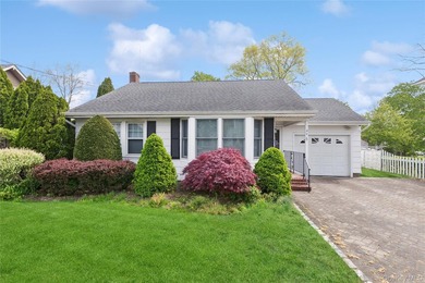 This charming 1950's home located in the heart of Downtown - photo 2