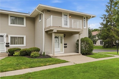 * Beautifully Designed 2nd floor End Unit with direct access - photo 2