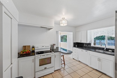 Welcome to this beautifully maintained 4-bedroom, 3-bathroom - photo 4