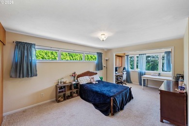 Welcome to this beautifully maintained 4-bedroom, 3-bathroom - photo 9