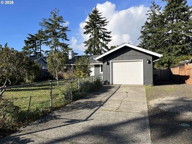 Welcome to this charming 3-bedroom, 2-bathroom home in the heart - photo 3