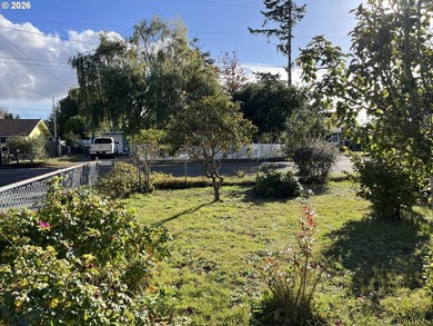 Welcome to this charming 3-bedroom, 2-bathroom home in the heart - photo 4