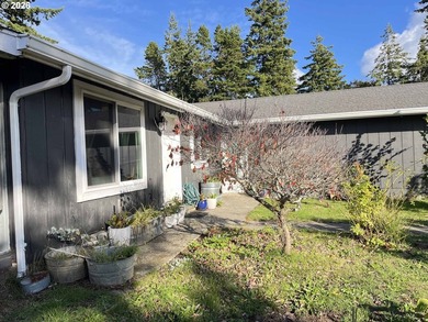 Welcome to this charming 3-bedroom, 2-bathroom home in the heart - photo 5