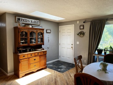 Welcome to this charming 3-bedroom, 2-bathroom home in the heart - photo 8