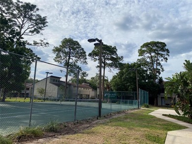 BEAUTIFUL TOWNHOUSE TOTALLY REMODELED EXCELLENT LOCATION. VERY - photo 3