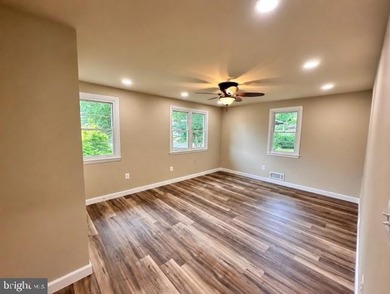 Beautifully renovated split-level home offering a move-in-ready - photo 30