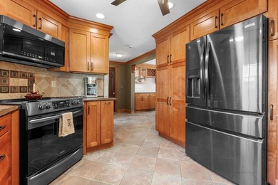 Welcome to this beautifully maintained Colonial located in the - photo 6