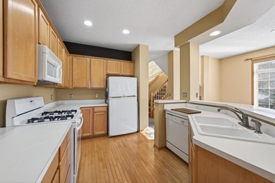 Desirable end unit in great Eagle Trace neighborhood. 2 car - photo 14