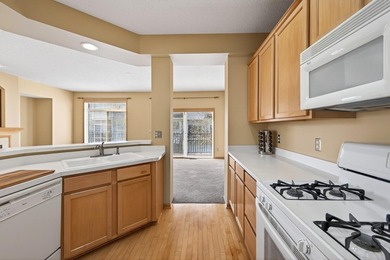 Desirable end unit in great Eagle Trace neighborhood. 2 car - photo 18
