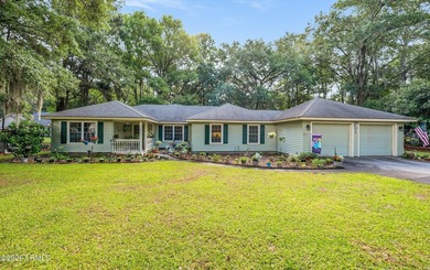 Private, spacious Royal Pines home with added rear porch and - photo 1