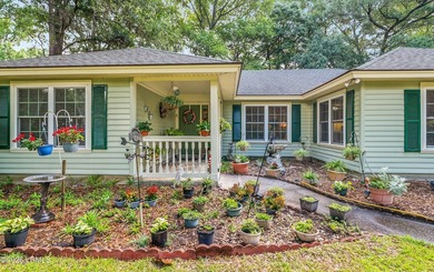 Private, spacious Royal Pines home with added rear porch and - photo 2