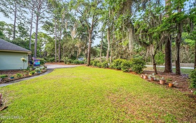Private, spacious Royal Pines home with added rear porch and - photo 5