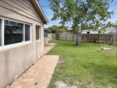 752 Orchid Dr is a 1-story Royal Palm Beach home, gives an open - photo 24