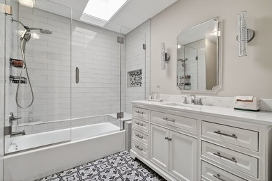 Sophisticated, fully renovated residence with breathtaking water - photo 11