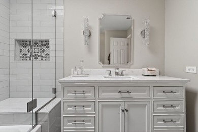 Sophisticated, fully renovated residence with breathtaking water - photo 12