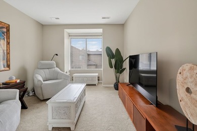 Sophisticated, fully renovated residence with breathtaking water - photo 13