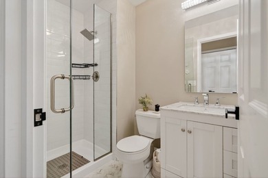 Sophisticated, fully renovated residence with breathtaking water - photo 14