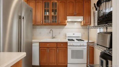 Nestled on a quiet block in the heart of Flatlands, this - photo 5