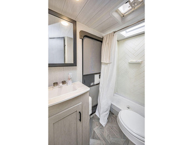 Welcome to this charming single-story residence in Golfview - photo 11