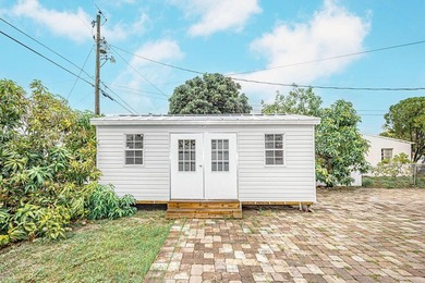 Welcome to this charming single-story residence in Golfview - photo 12
