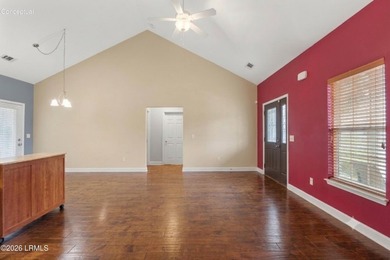 This charming 3-bedroom, 2-bathroom single-family residence - photo 4