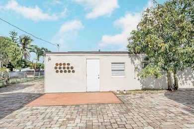 Welcome to this charming single-story residence in Golfview - photo 14