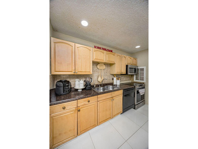 Welcome to this charming single-story residence in Golfview - photo 19
