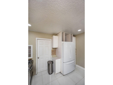 Welcome to this charming single-story residence in Golfview - photo 20