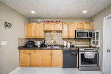Welcome to this charming single-story residence in Golfview - photo 21