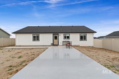 Welcome home to this better-than-new, thoughtfully designed - photo 34
