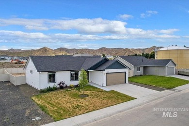 Welcome home to this better-than-new, thoughtfully designed - photo 43
