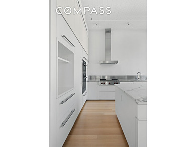 A rare opportunity to own a meticulously renovated three-bedroom - photo 3