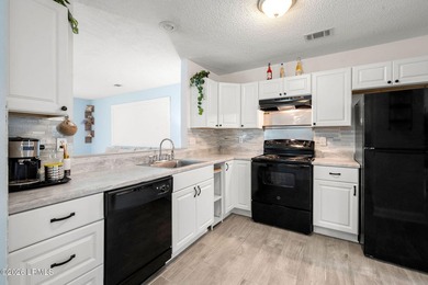 Fabulous features set this Brookshire model apart! This end-unit - photo 7