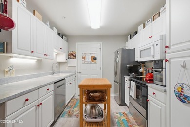 Top-floor 2 bed, 2 bath condo with stunning views overlooking - photo 10