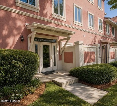 Rare opportunity to own a beautifully high-end renovated corner - photo 1