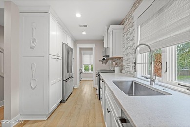 Rare opportunity to own a beautifully high-end renovated corner - photo 9