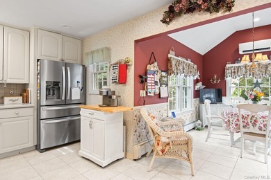 Stunning 4-BR, 2-Bath expanded Cape in the heart of Massapequa - photo 7