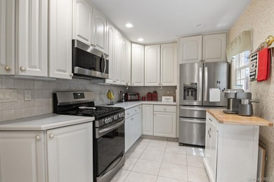 Stunning 4-BR, 2-Bath expanded Cape in the heart of Massapequa - photo 10