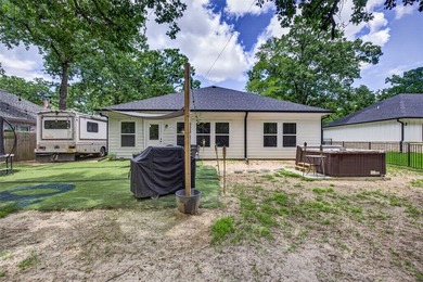 Welcome home to this modern and cozy home in Gun Barrel City! - photo 3