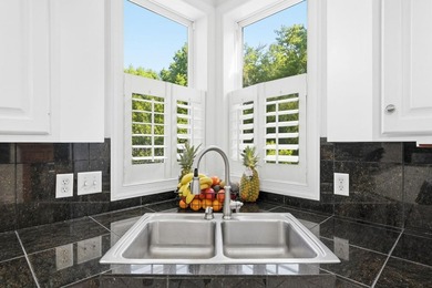 Beautiful home located in an elegant peaceful neighborhood - photo 8