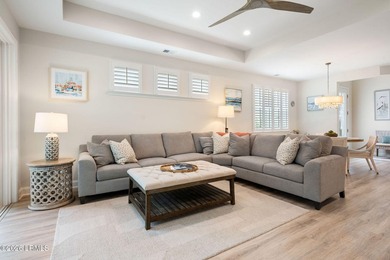 Beautiful Lucia Villa offering a private preserve setting and - photo 4