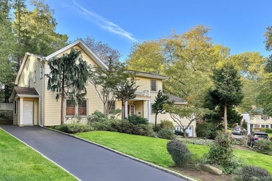 WELCOME TO #8 BRIARFIELD DRIVE - LAKE SUCCESS SPRAWLING COLONIAL - photo 2