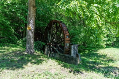 Perfectly set on nearly 350 acres of prime mountain land - photo 3