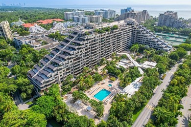Key Colony III #802 offers 2,013 square feet of well-planned - photo 38