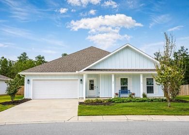 Welcome to 56 Secluded Circle in Freeport, where space, comfort - photo 1