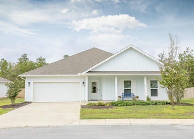 Welcome to 56 Secluded Circle in Freeport, where space, comfort - photo 2